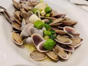 Clams with Fresh Garlic