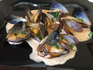 Mussels with Processed Cheese and Cream