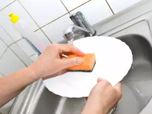 washing plates