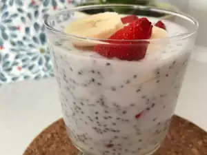 Healthy Breakfast with Strawberries, Cinnamon and Honey