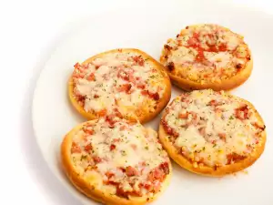 Small Pizzas with Feta Cheese and Bacon