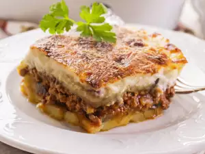 How to Make a Fluffy and Dense Topping for Moussaka?