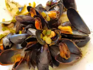 Stewed Mussels with Dill and Fresh Garlic