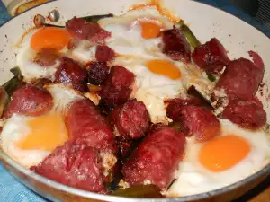 Fried Sausages with Leeks and Eggs