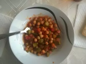 Chickpeas with Tomatoes and Pickles