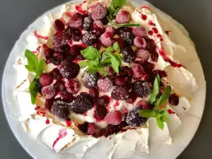 Irresistible Pavlova Cake