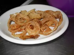 Crispy Onion Rings with Black Pepper