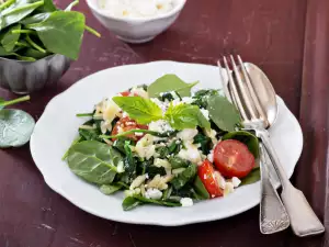 Salad with Orzo and Spinach