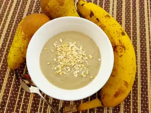 Creamy Oatmeal with Pears and Bananas for Babies