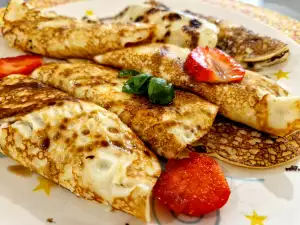 Pancakes with Sour Cream, Strawberries and Caramel