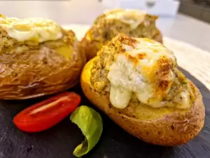 Stuffed Potatoes with Broccoli and Cheddar