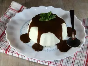 Panna Cotta with Chocolate Sauce