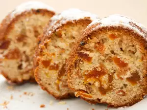 Panettone Sponge Cake with Apricots