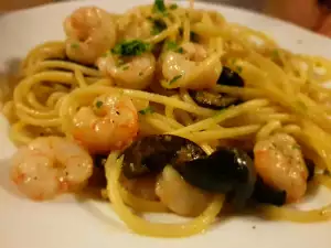 Fried Spaghetti with Shrimp and Olives