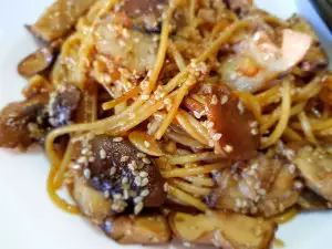 Fried Spaghetti with Mushrooms and Sesame Seeds