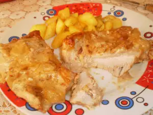 Tender Steaks in the Oven with Processed Cheese Sauce