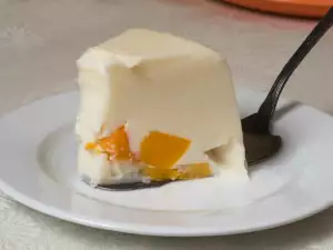 Jelly Dessert with Peaches