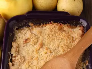 Pear Crumble with Walnuts and Honey