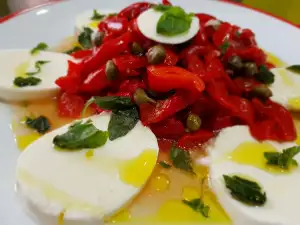 Salad with Roasted Peppers, Mozzarella and Capers