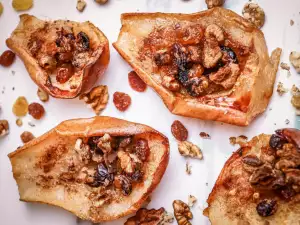 Baked Pears with Honey, Walnuts and Raisins