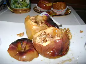 Baked Apples with Walnuts and Raisins