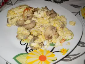 Button Mushrooms with Scrambled Eggs