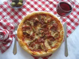 Pizza with Prosciutto, Figs and Mozzarella