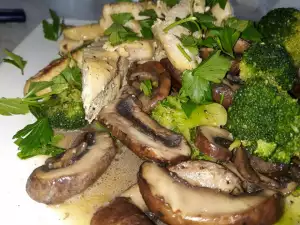 Chicken with Broccoli and Brown Mushrooms