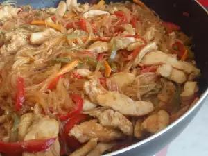 Chinese-Style Chicken Meat with Noodles and Veggies