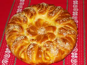 Flower Bread with Turmeric and White Cheese