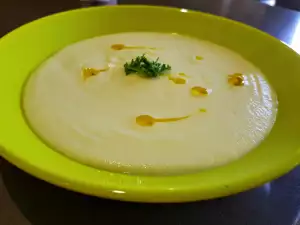 Vegan Cream Soup with Cauliflower and Leeks