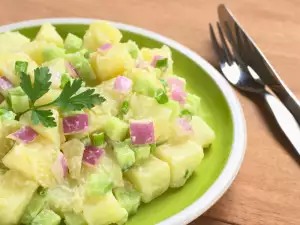 Bavarian Salad with Potatoes and Cucumbers