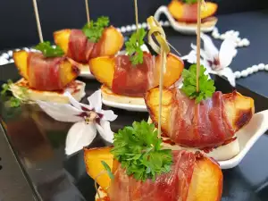 Roasted Peaches with Prosciutto and Halloumi Cheese