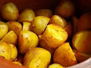 Stewed New Potatoes in a Guvec