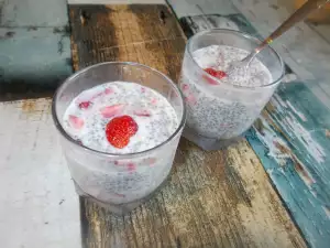 Chia Pudding with Strawberries and Oats