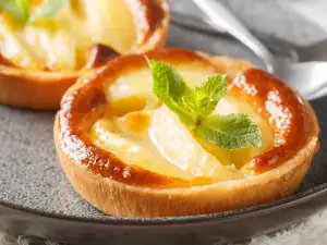 Easy Apple Tartlets with Vanilla Cream