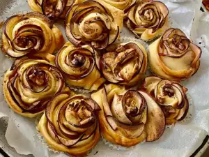 Apple Roses with Cinnamon, Honey and Walnuts