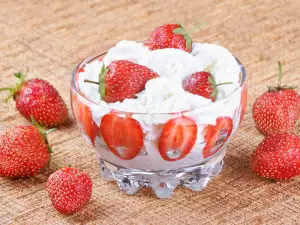 Yoghurt Cream with Strawberries