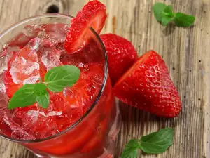 Frozen Dessert with Strawberries and Wine