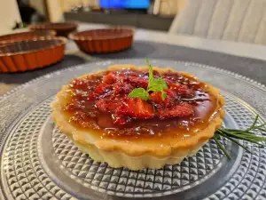 Strawberry Tartalettes with Crème Pâtissière and Topping