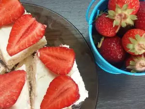 Biscuit Cake with Mascarpone and Strawberries