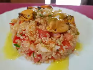 Mediterranean Salad with Mussels, Olives and Quinoa