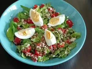 Healthy Salad with Quinoa and Spinach