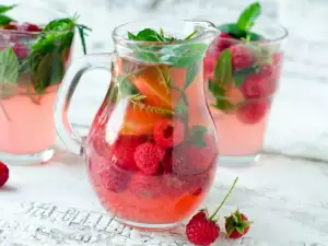 Lemonade with Raspberries, Lime and Mint