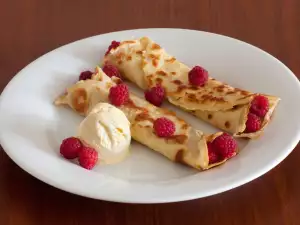 Pancakes with Raspberries and Ice Cream