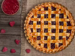 Easy Pie with Raspberries and Cream Cheese