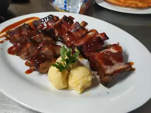 Pork Ribs with Barbecue Sauce and Mashed Potatoes