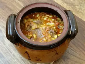 Pork Ribs with White Beans and Garlic in a Clay Pot