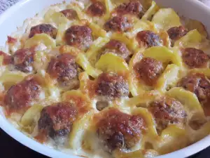 Nicely Arranged Meatballs with Potatoes and Cream