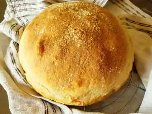 Round Retro Bread with Honey